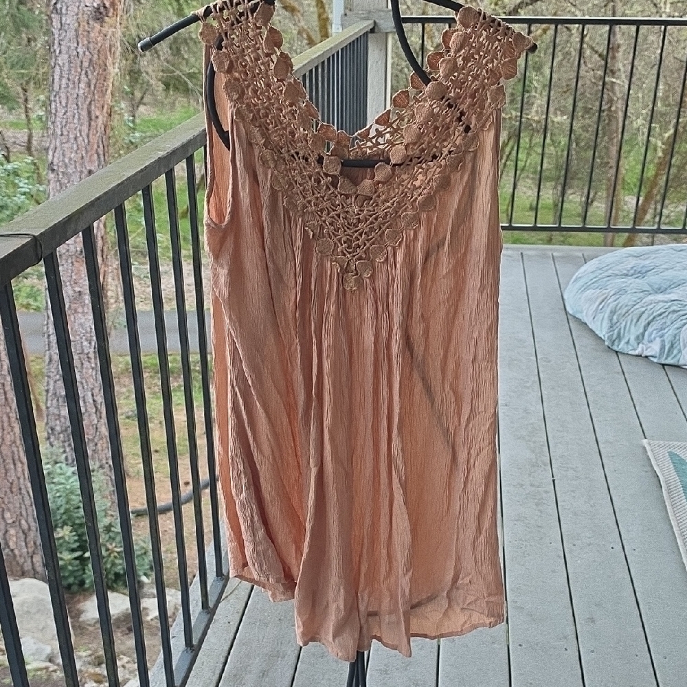 Crochet Yoke Sleeveless Camisole in Peach